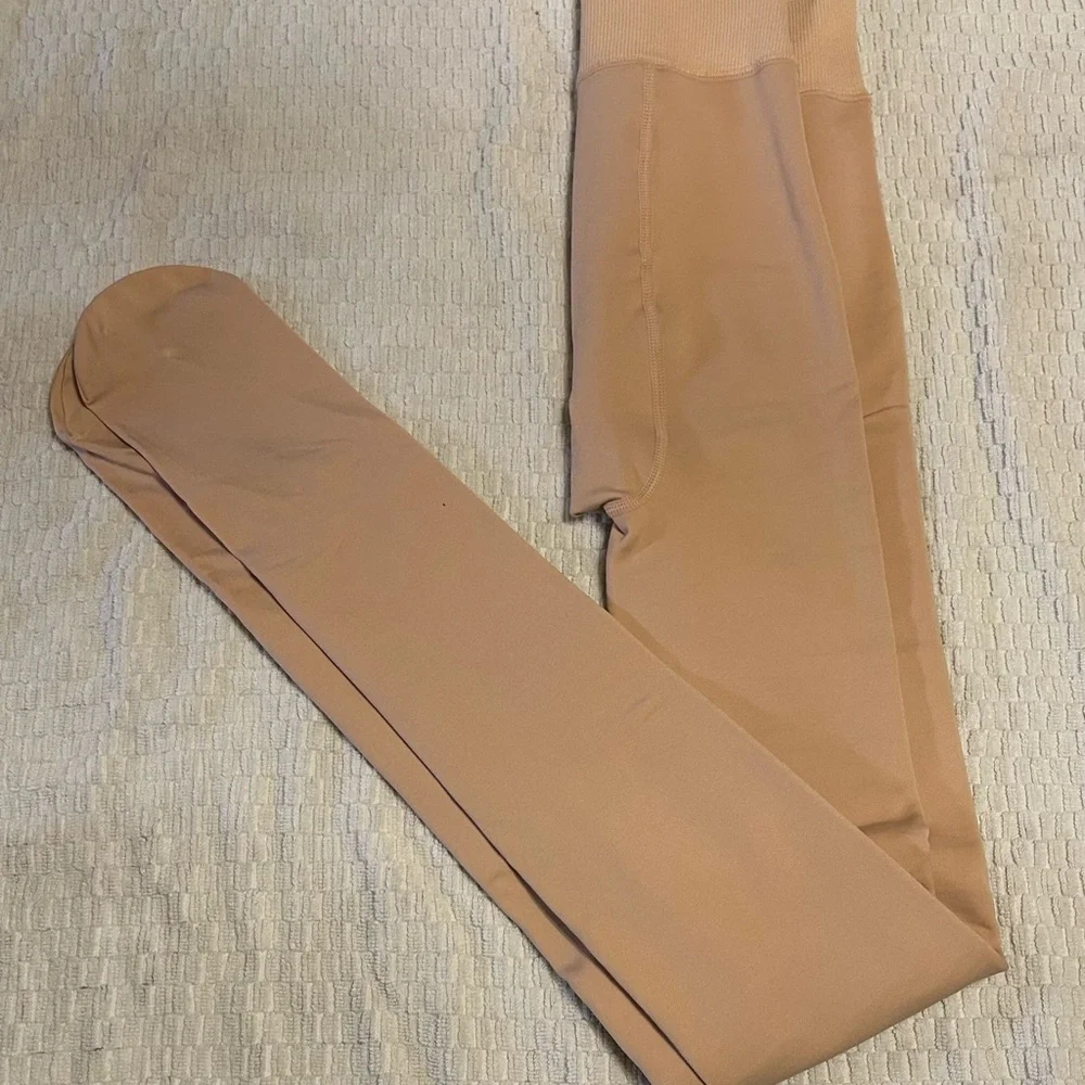 Source‎ Unknown Tan tights